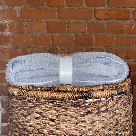 Royal Luxe Faux Fur Grey Throw Blanket New - Picture 3 of 4